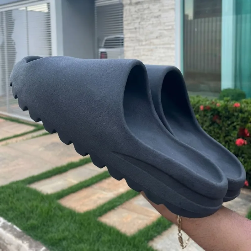 Foto de Chinelo Nuvem Yeeze
